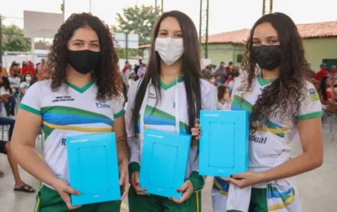 Governo vai entregar tablets para 2.500 estudantes da rede estadual