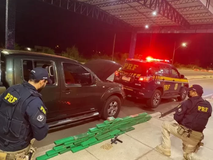 PRF apreende 50 Kg de maconha transportada em carro de família no Piauí