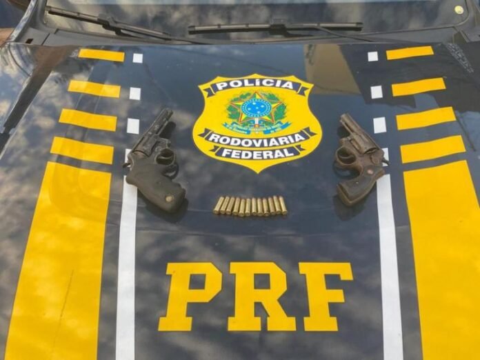 Trio é preso com carro roubado, arma de fogo e munições em Picos