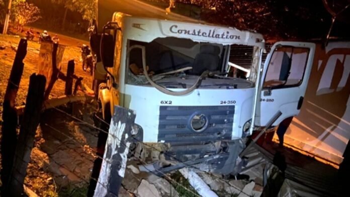 Vídeo mostra caminhão destruindo parada de ônibus durante acidente na PI-113