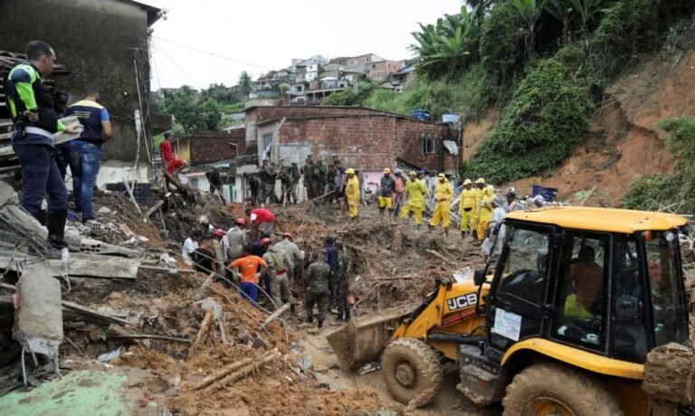 Sobe para 127 o número de mortes em Pernambuco; 31 cidades estão em situação de emergência Sobe para 127 o número de mortes em Pernambuco; 31 cidades estão em situação de emergência