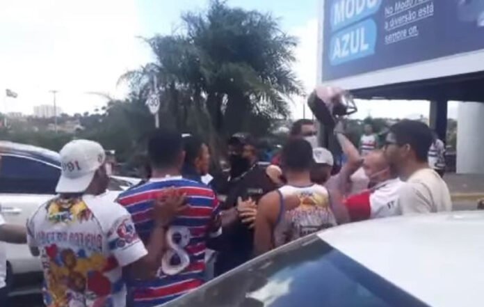 Atacante do Fortaleza é agredido com capacete por torcedor