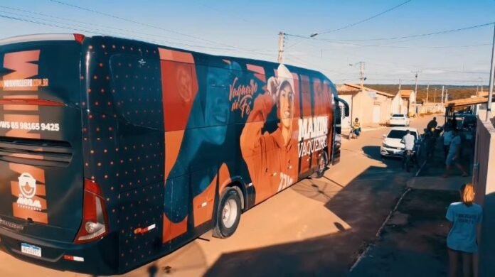 Cantor Manim Vaqueiro se emociona ao ganhar seu primeiro Ônibus