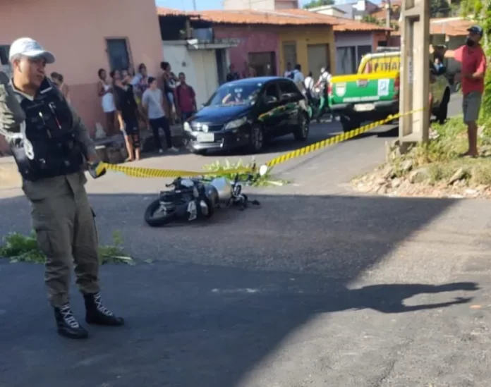 Mulher morre em colisão envolvendo moto e caminhão no Piauí