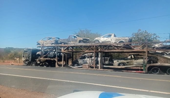 Caminhao-cegonha-pega-fogo-e-carros-sao-destruidos