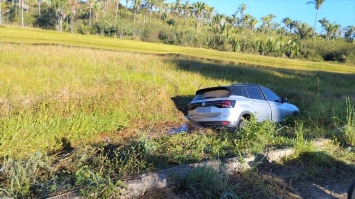 Carro-cai-em-acude