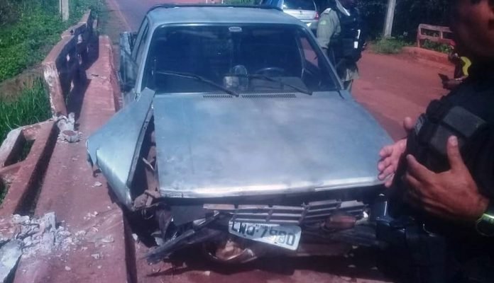 Motorista-perde-controle-de-carro-e-atinge-mureta