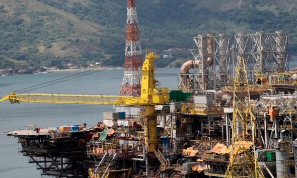 2011-02-25t120000z_407242302_gm1e72p0mvj01_rtrmadp_3_petrobras-590x354