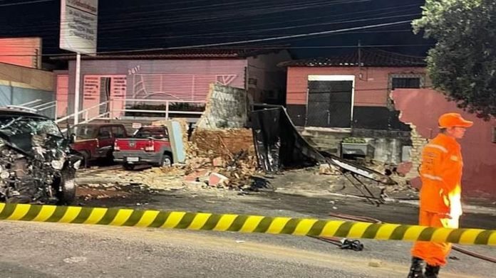 Motorista-perde-controle-e-derruba-muro-de-casa