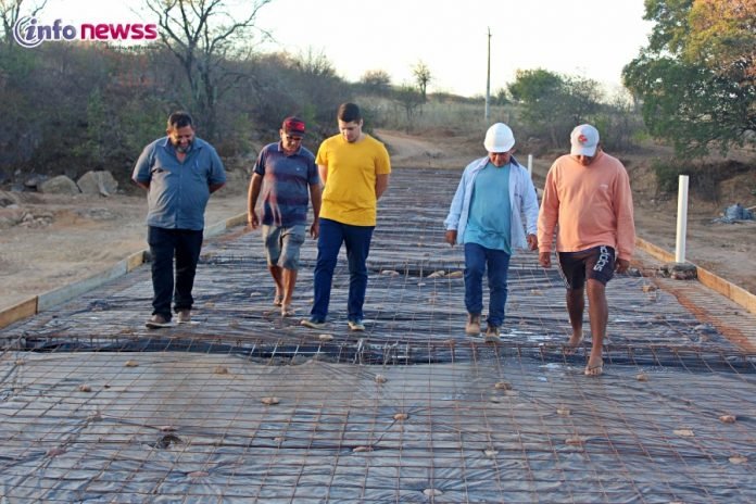 Prefeito Ademar Carvalho acompanha andamento de obra na zona rural do municípioa- IMG_8743