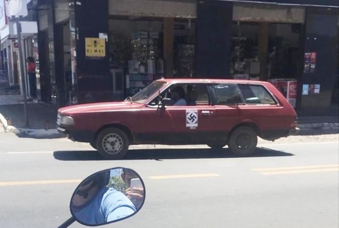 homem-e-flagrado-dirigindo-carro-com-simbolo-nazista-no-centro-de-campo-maior
