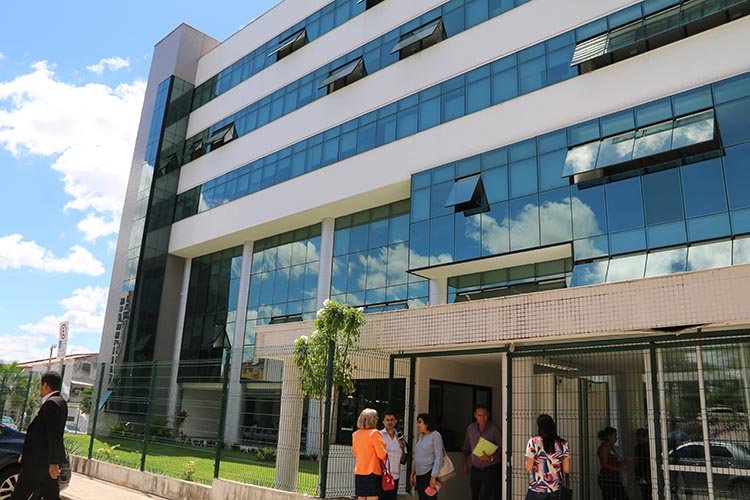 Dupla que invadiu e matou o proprietário de casa vai a julgamento no Tribunal do Júri Dupla que invadiu e matou o proprietário de casa vai a julgamento no Tribunal do Júri