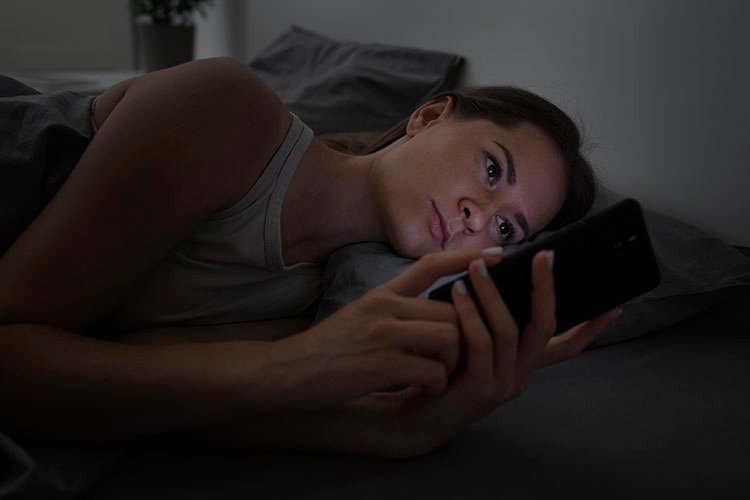 Fora dos stories, você está bem? Por que é perigoso esconder a tristeza Fora dos stories, você está bem? Por que é perigoso esconder a tristeza