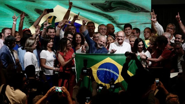 lula-acompanhado-de-aliados-apos-discurso-da-vitoria