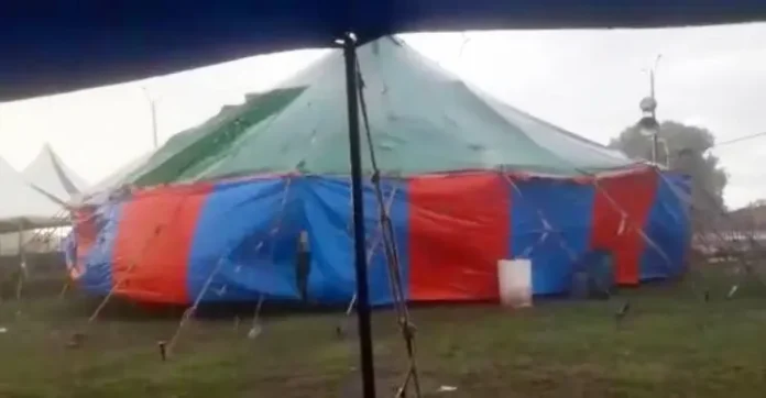 chuva-com-vento-destroi-circo_-8955587295653713102