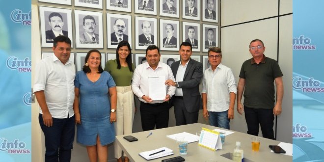 Prefeito Dr. Corinto participa de reunião na APPM sobre otimização do Programa Estadual de Transporte Escolar
