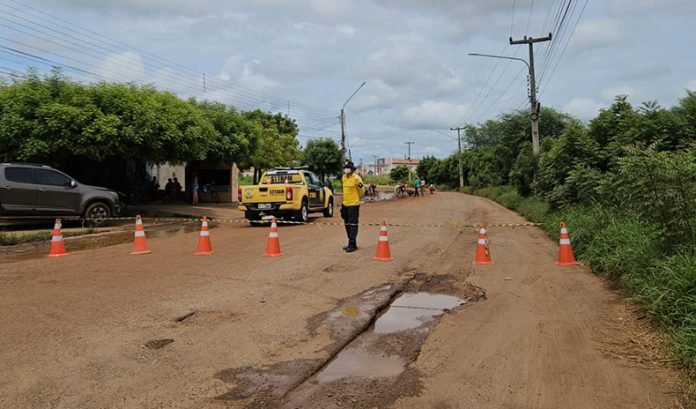 DER-PI avalia trecho de rodovia que liga Picos a Bocaina e atesta necessidade de drenagem