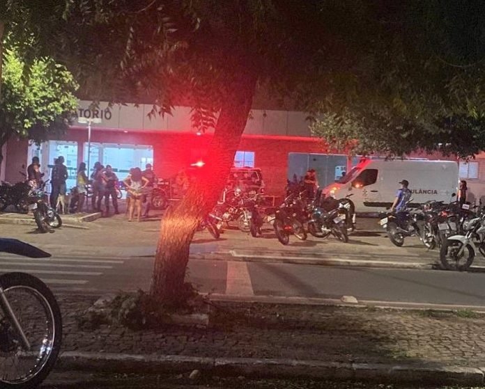 Homem quase perde o braço após tentar intervir em briga