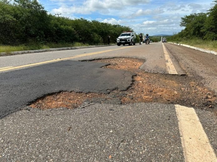 Mulher falece após ser jogada para fora de D20 em impacto causado por buraco na BR-407
