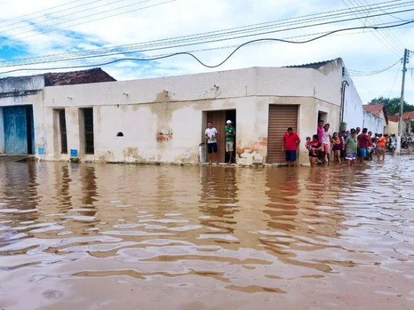 barragem-se-rompe-e-provoca-inundacoes-e-alagamentos-no-ceara-5c65bbf1-62a3-408d-92b4-e21e82989ece