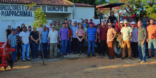 Associação de Produtores de Marcolândia recebe trator equipado por meio da vereadora Isadora; prefeito comemora conquista 11111