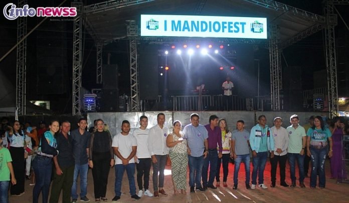 Apresentacoes-Culturais-e-shows-com-Israel-Silva-Kuarto-de-Vaqueiro-e-Erika-Diniz-na-I-MandioFest-IMG_2011