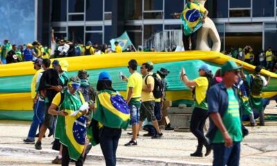 Manifestantes invadem Congresso, STF e Palácio do Planalto.
