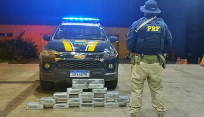 PRF-apreende-quase-54-quilos-de-maconha-e-prende-duas-pessoas-por-trafico-de-drogas-no-Piaui