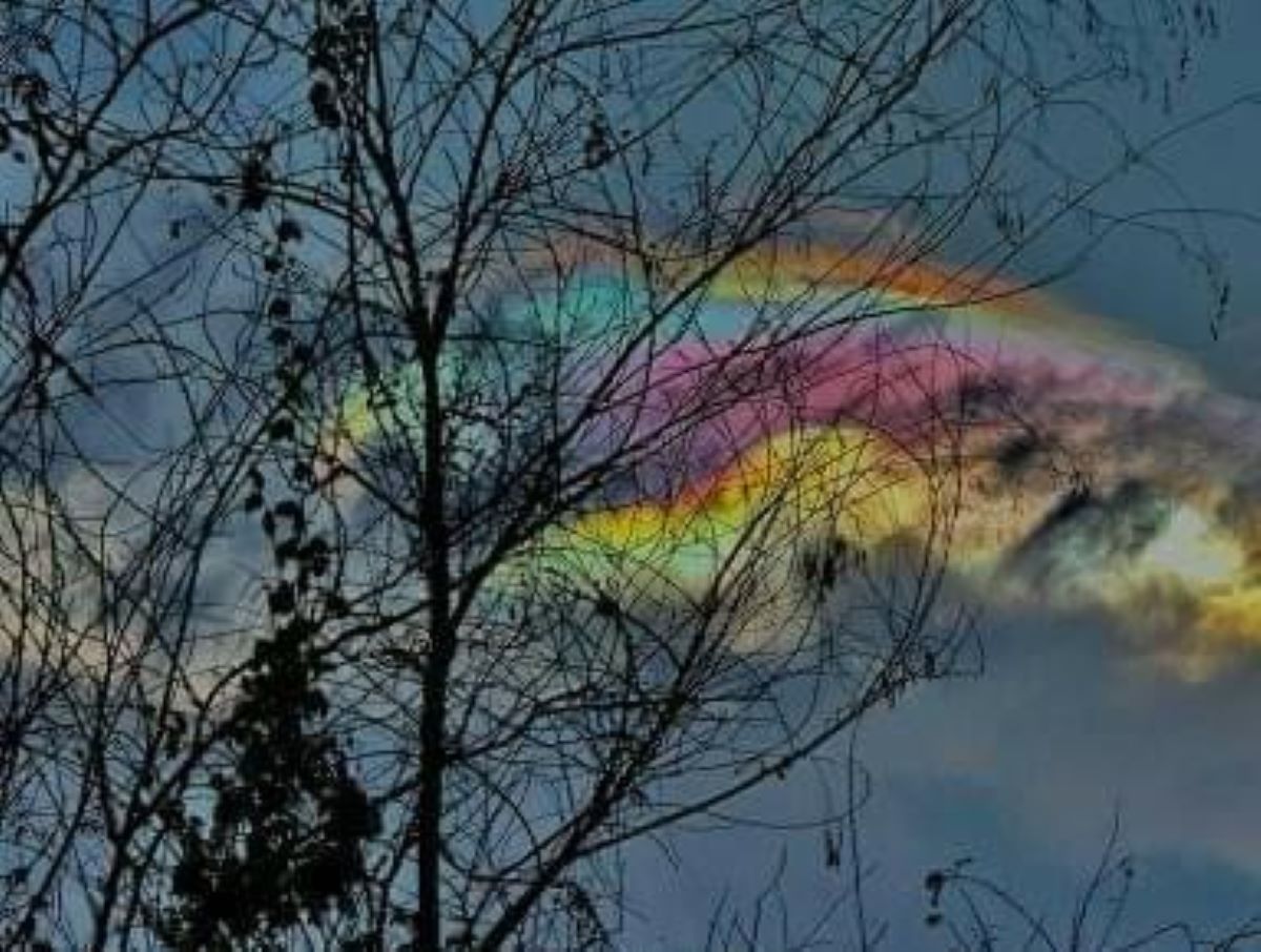 Fenômeno de nuvem de arco-íris de fogo é um fenômeno natural chamado  irisação ou iridescência