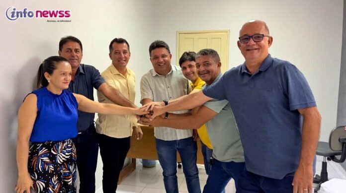 Prefeito Dr. Corinto recebe adesão de vereador da oposição e fortalece pré-campanha à reeleição em Marcolândia - PI - WhatsApp Image 2024-01-10 at 10.50.06 AM