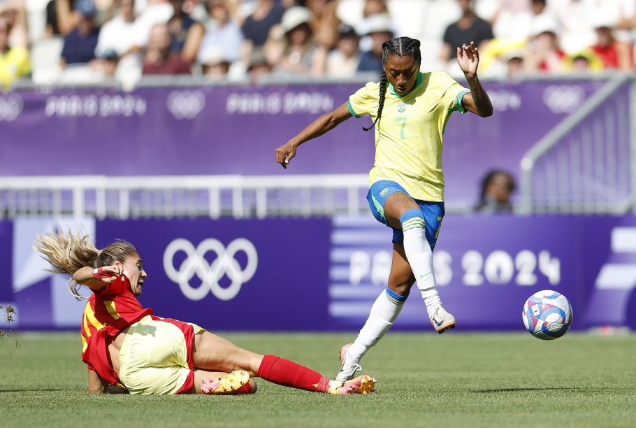 Apesar da derrota, Brasil avança para as quartas de final das Olimpíadas com ajuda dos EUA Equipe feminina foi superada pela EspanhaRafael Ribeiro/CBF