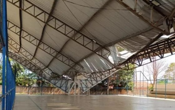 Ventania derruba cobertura de quadra de esportes em Oeiras