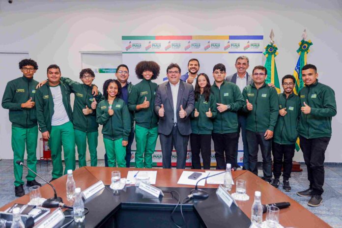Governador entrega kits Seduckathon a estudantes piauienses que farão intercâmbio nos EUA
