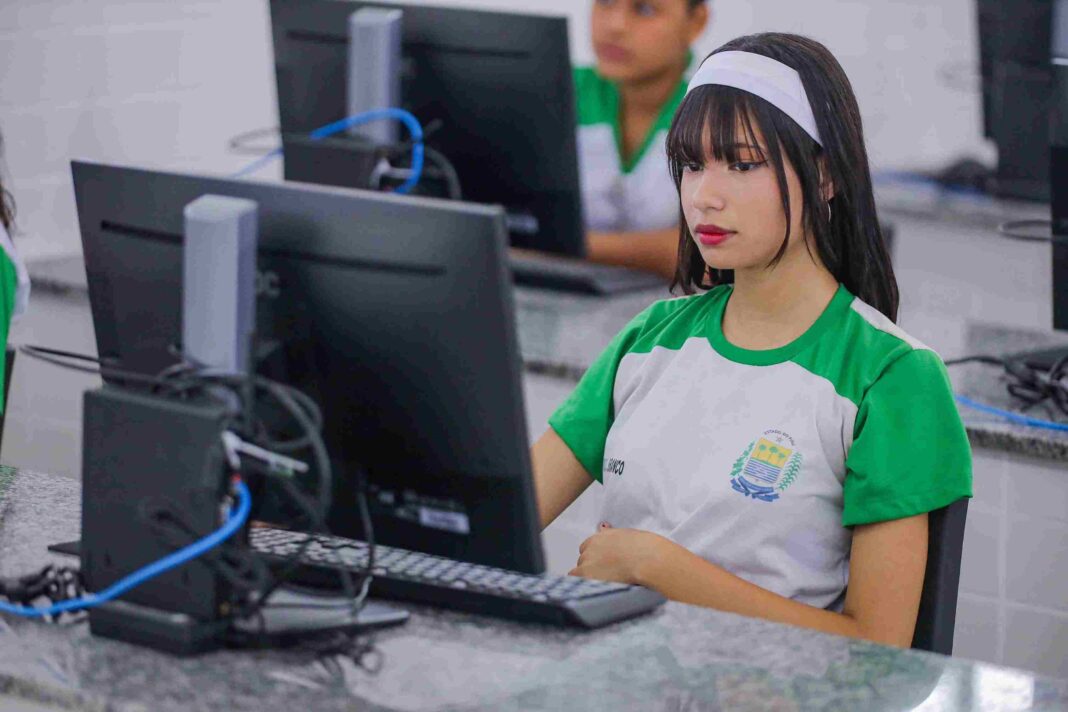 Aluna da Rede Estadual de Ensino do Piauí - Aluna em frente ao computador - Aluna estudando - alunos - aluna - estudante 2