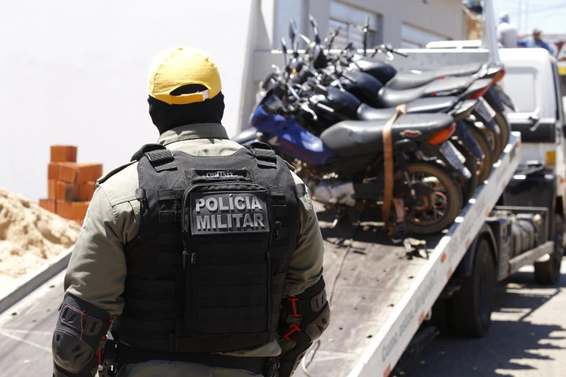 Policial Militar com motos - Polícia Militar aprende motos