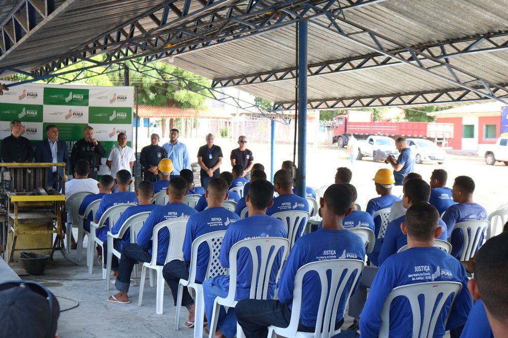 Curso de fabricação de blocos e meio fio de concreto capacita internos no Piauí