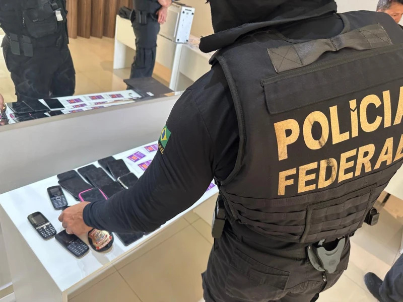 Operação da Polícia Federal (PF) contra auxilio emergencial - polícial federal e celulares