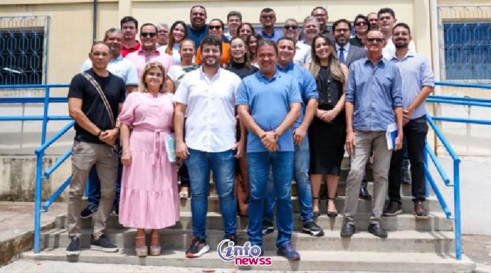 Prefeito Evilásio Mateus realiza primeira reunião oficial com secretariado