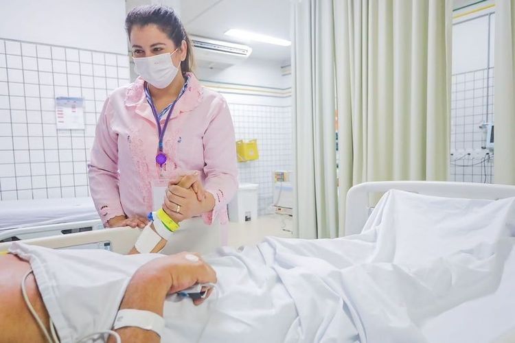 Hospital - Cuidado em hospital - hospitalziado - UTI - hospital - paciente em hospital - médico cuidado de paciente - médica cuidado de paciente - enfermeiro cuidado de paciente - enfermeira cuidando de paciente