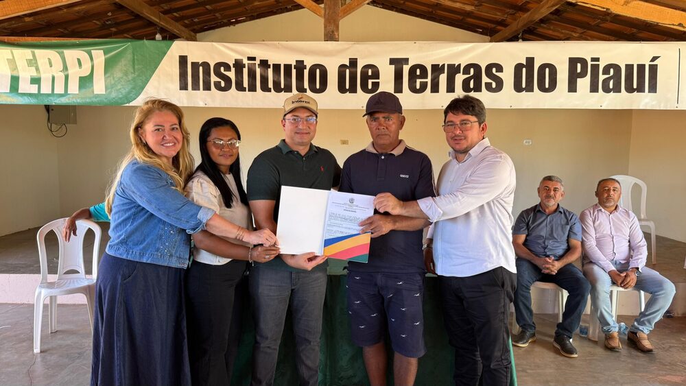 Governo entrega títulos de terra para moradores da zona rural de Ipiranga do PI