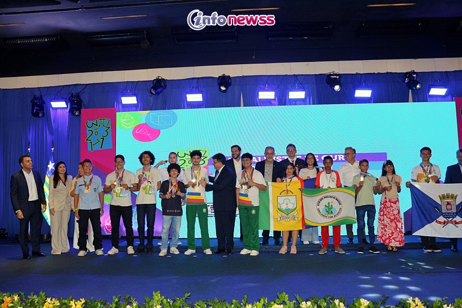 IMG_0106Rafael Fonteles entrega medalhas da OBMEP e premia estudantes de Olimpíadas do Conhecimento