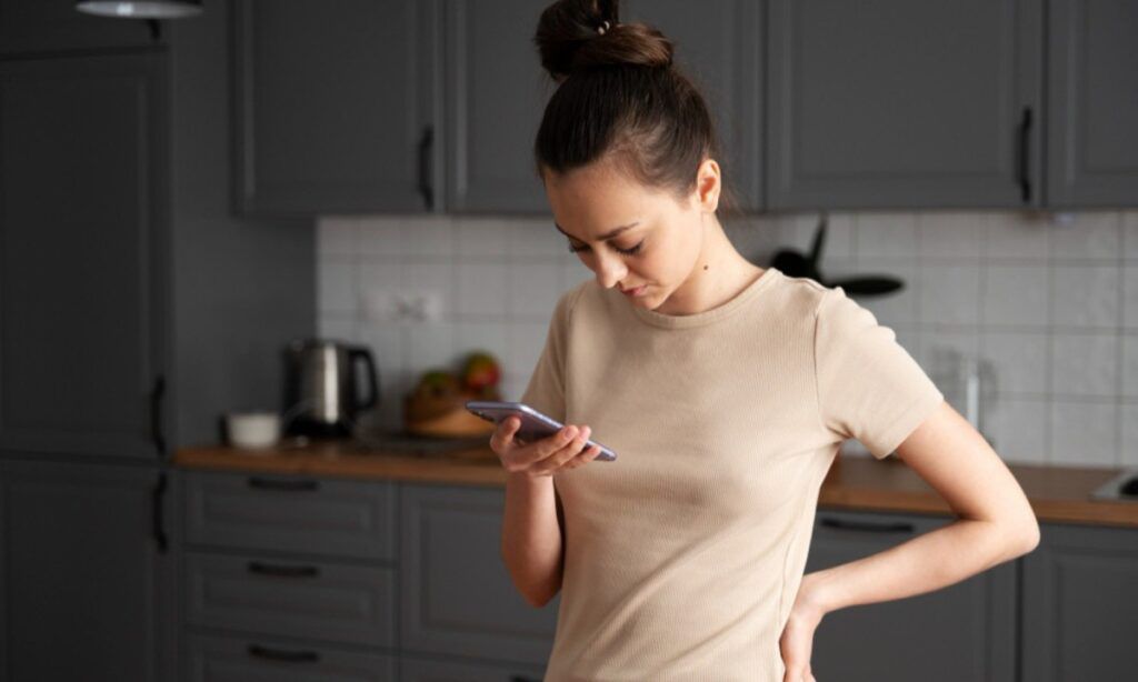 Celular no dia a dia pode causar até 27 quilos extras de pressão no pescoço - uso do celular - mulher utilizando celular
