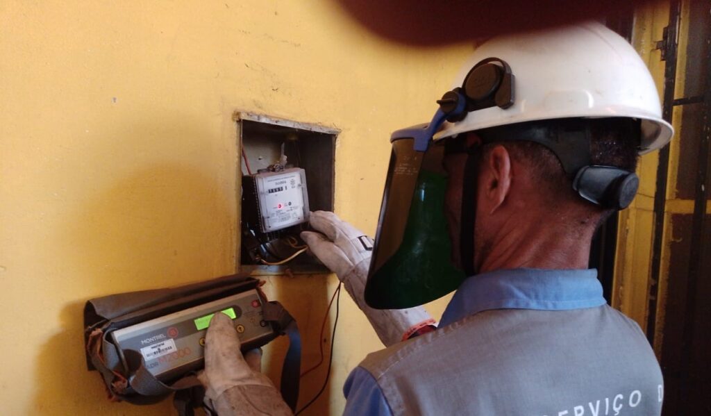 Ligações irregulares de energia colocam em risco à população e podem provocar danos elétricos - gato de energia - ligação de energia - ligação elétrica