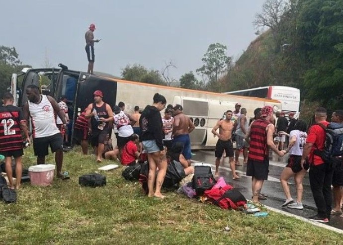 Ônibus com torcedores do Flamengo tomba na Dutra a caminho da Argentina
