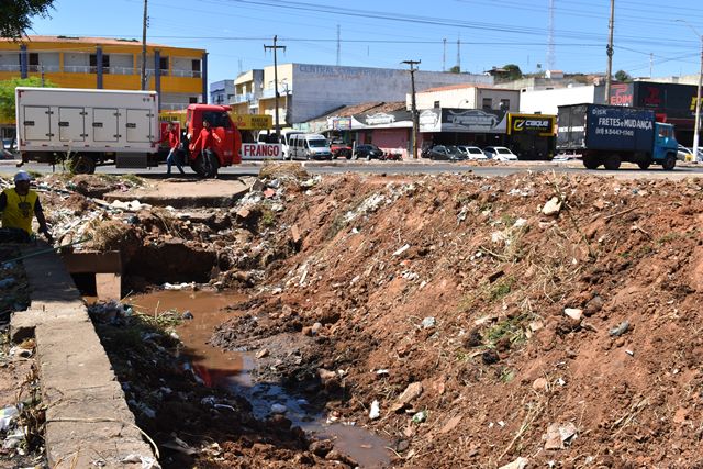Prefeitura de Picos realiza limpeza de bueiro no bairro Bomba e remove grande quantidade de lixo 2