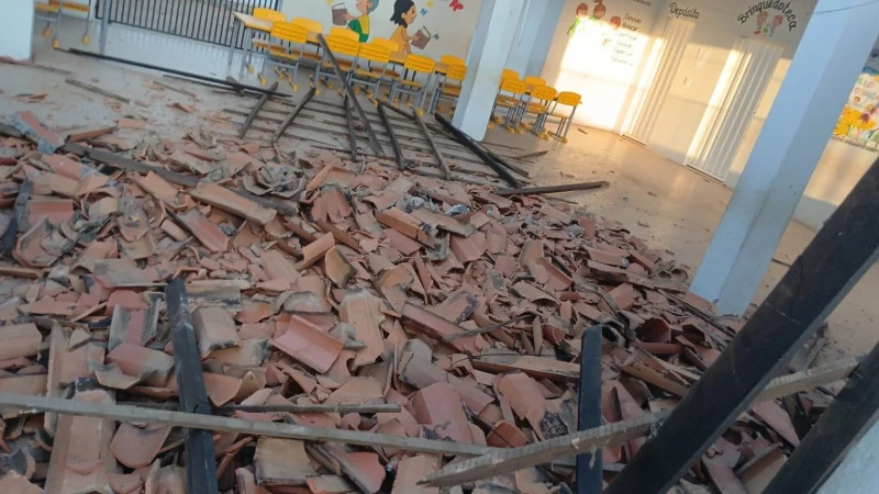 Teto de escola desaba em Dom Expedito Lopes; ninguém ficou ferido